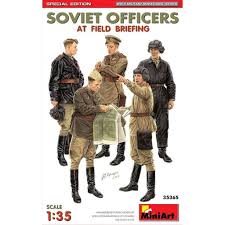 Soviet Officers At Field Briefing 1/35